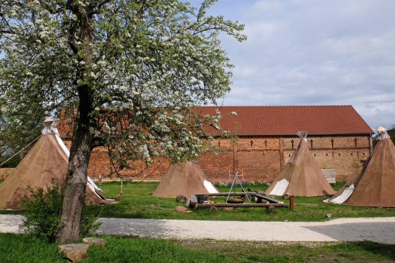 Kuckunniwi Tipidorf Hotel Tauche Kültér fotó