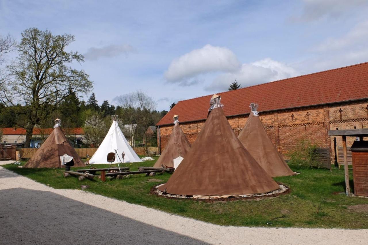 Kuckunniwi Tipidorf Hotel Tauche Kültér fotó