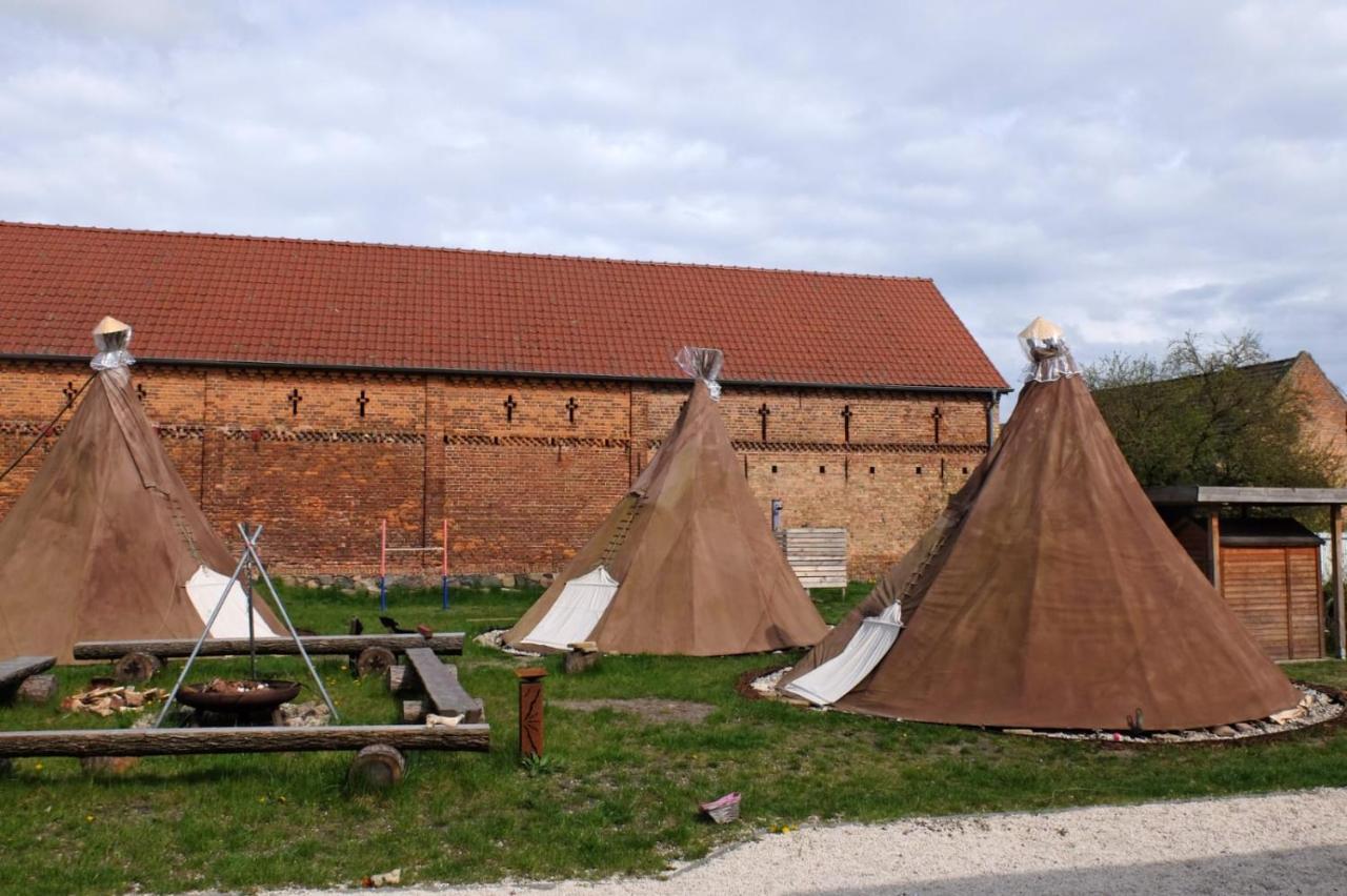 Kuckunniwi Tipidorf Hotel Tauche Kültér fotó