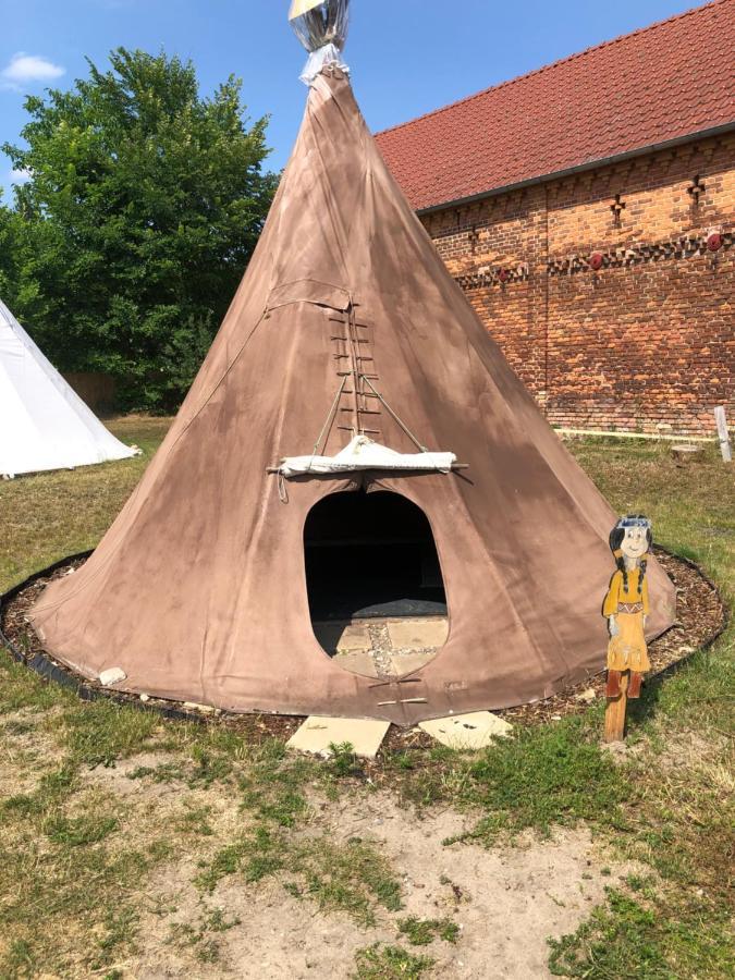 Kuckunniwi Tipidorf Hotel Tauche Kültér fotó