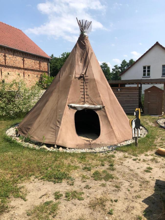 Kuckunniwi Tipidorf Hotel Tauche Kültér fotó