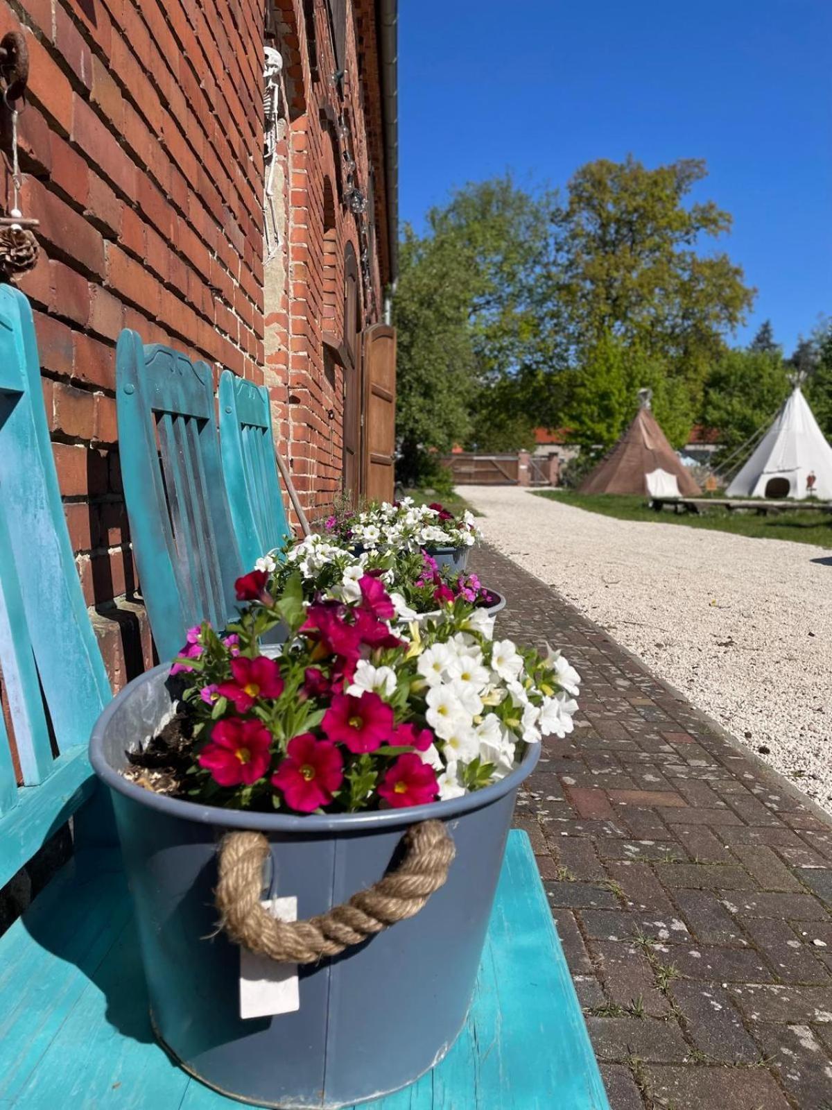 Kuckunniwi Tipidorf Hotel Tauche Kültér fotó