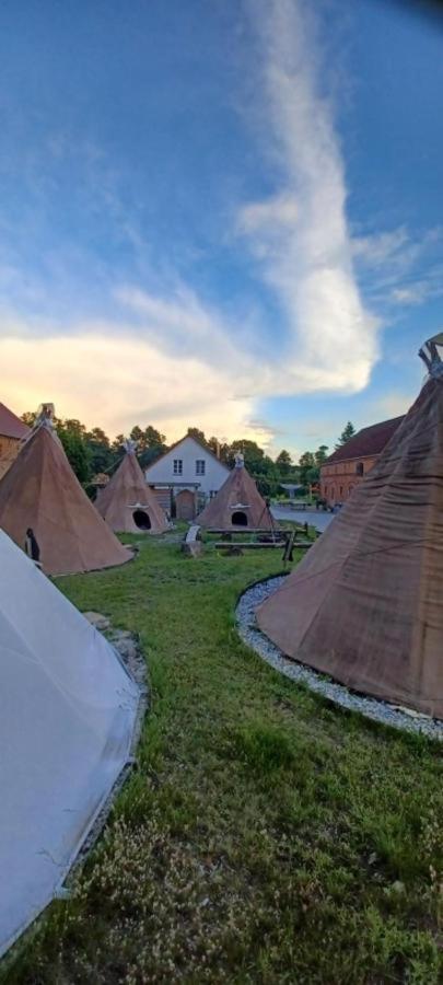 Kuckunniwi Tipidorf Hotel Tauche Kültér fotó