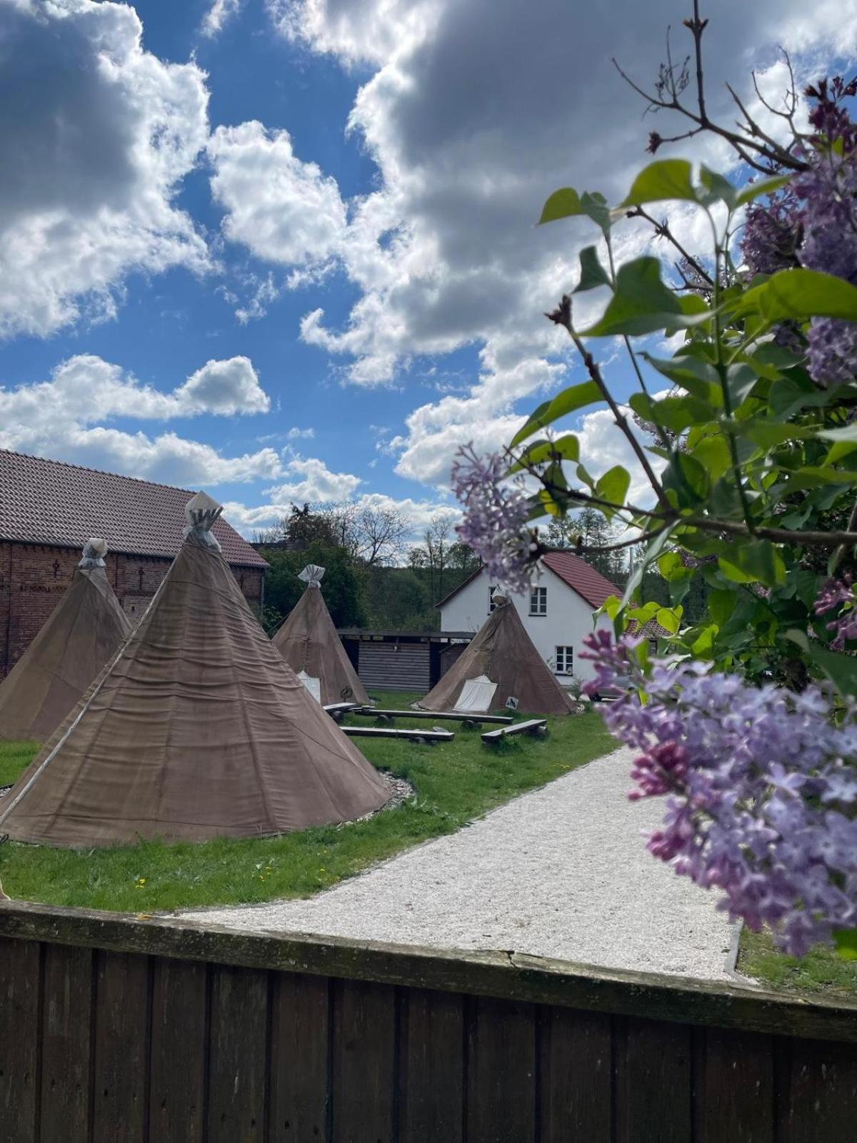 Kuckunniwi Tipidorf Hotel Tauche Kültér fotó